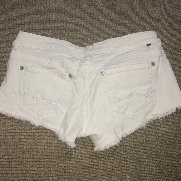 Almost Famous white shorts size 3 - Picture 2 of 3